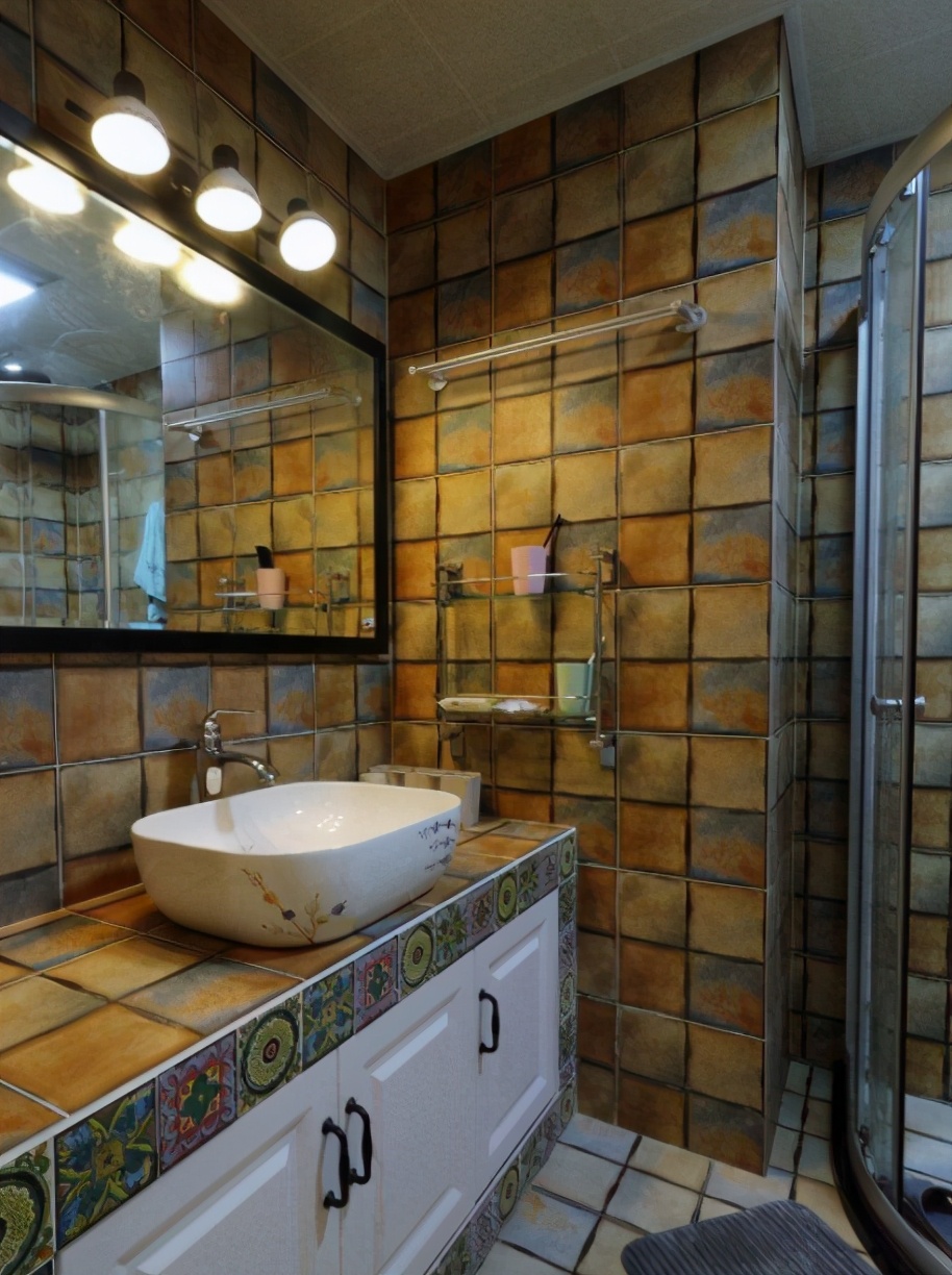 砖砌的洗手台,要根据卫生间空间的大小,确定好洗手台的宽度和高度.