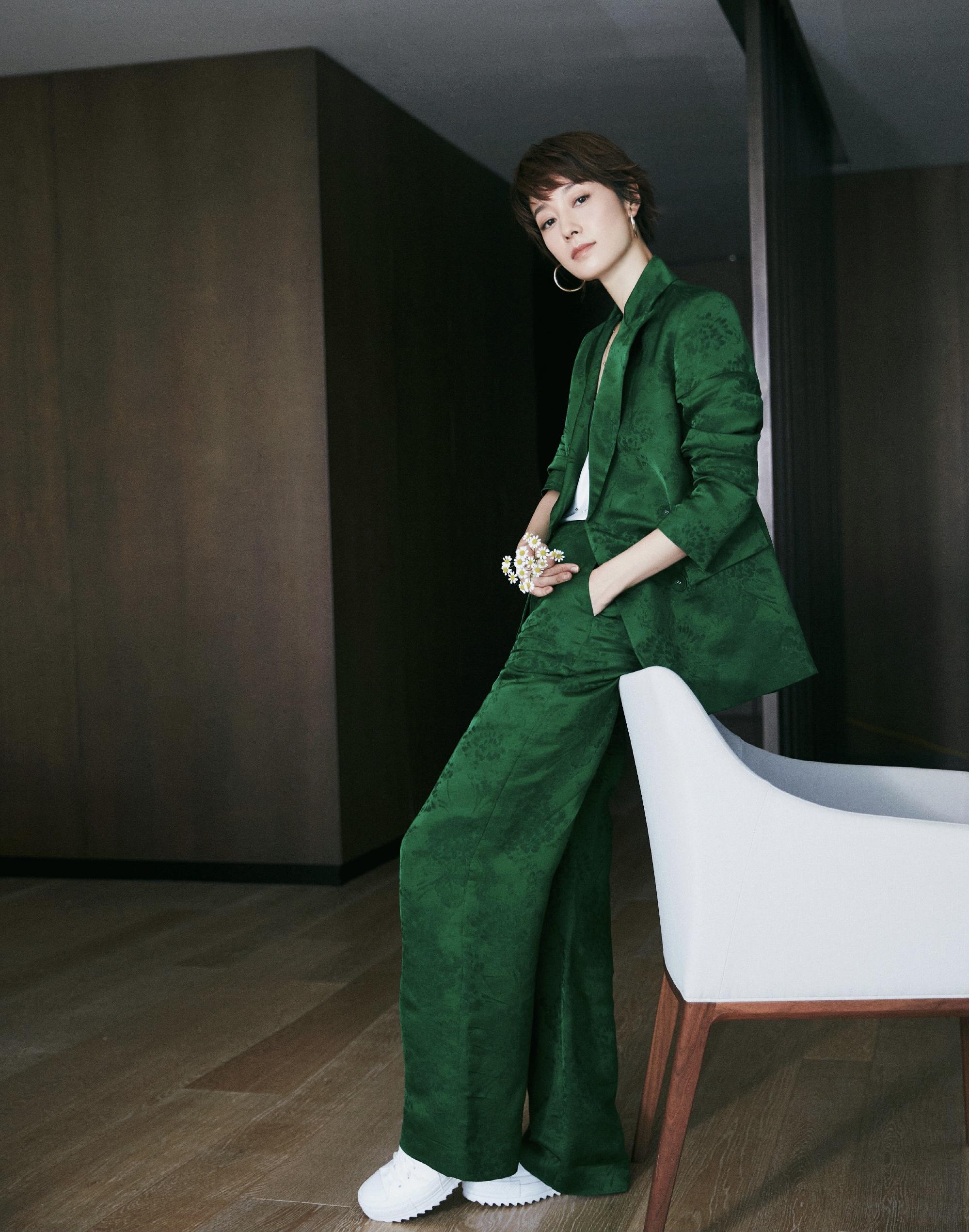 马伊琍自曝离婚后曾状态很差,今一袭白色斗篷裙,美回颜值巅峰