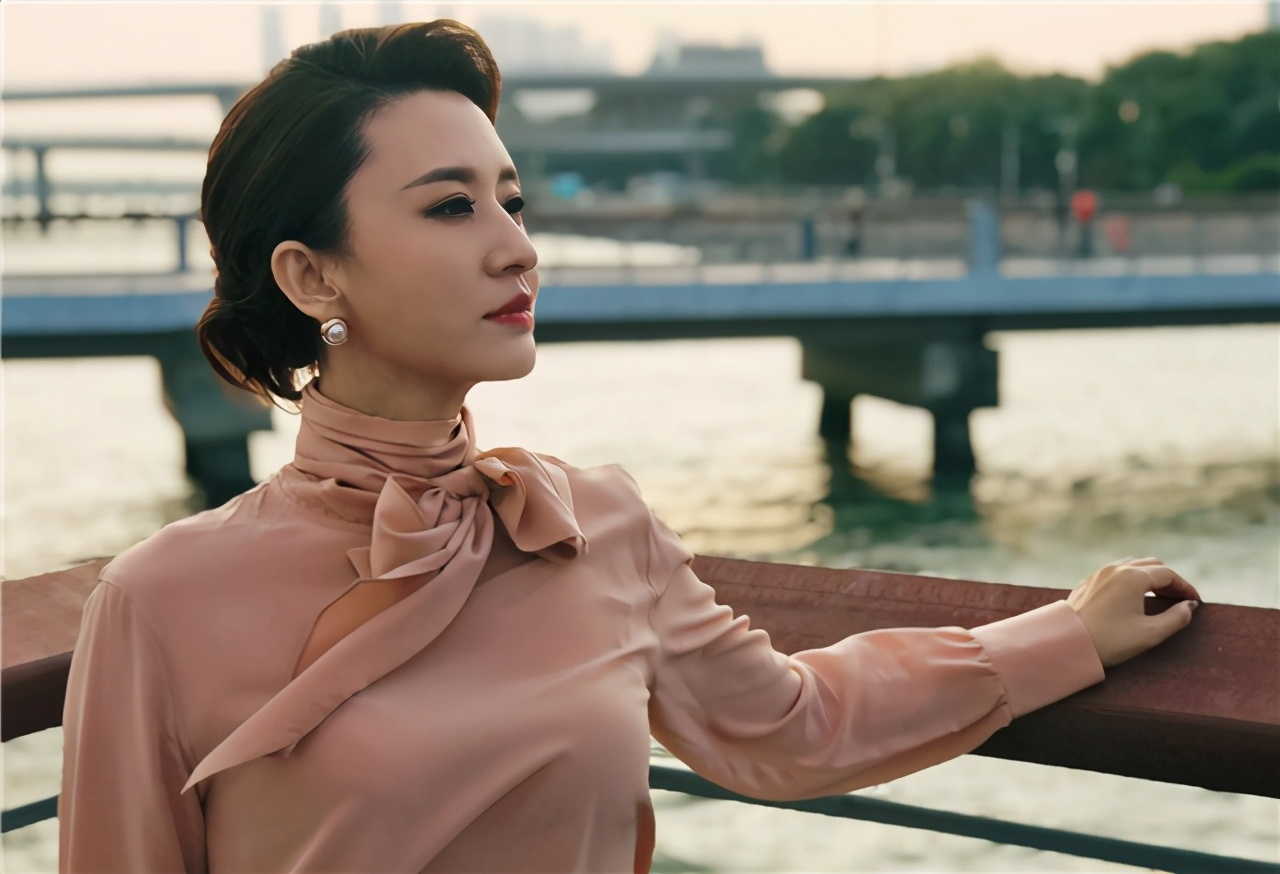 41岁张蕾真是央视最美花旦游玩照穿薄纱上衣甜美比董卿还美