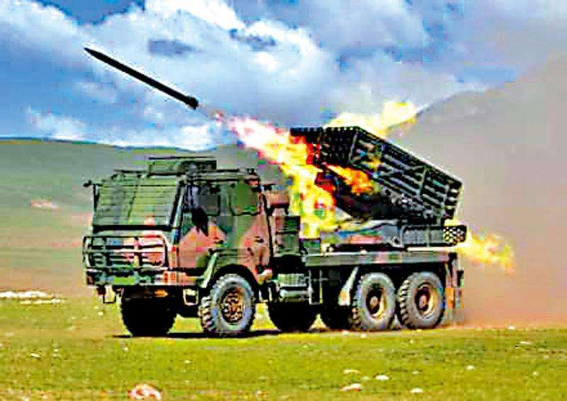 新型国产火箭炮亮相青藏高原轮式地盘机动强打了就跑真刺激
