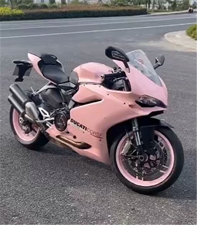 樱花粉杜卡迪959国内首台排量955cc还改了透明离合盖