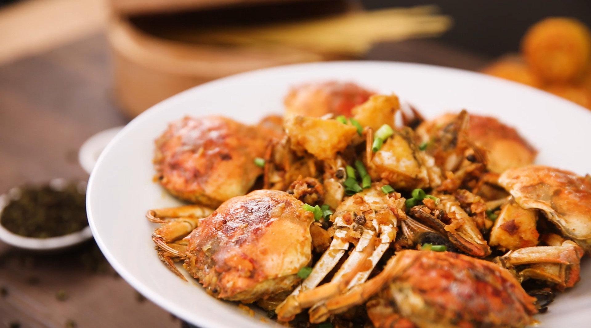 鲜香诱人的爆香炒螃蟹 好吃到壳都嗦干净