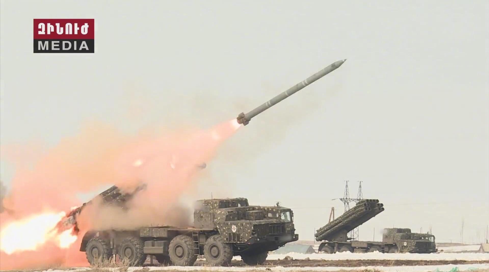 亚美尼亚装备的bm-30"龙卷风"300毫米远程火箭炮实弹发射训练