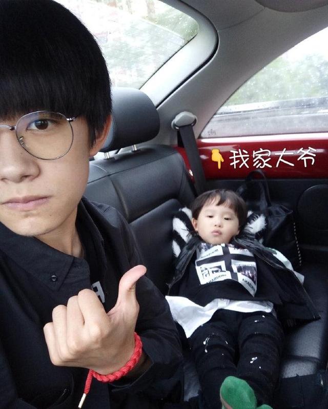 易烊千玺7岁弟弟易烊昱华盲拧二阶魔方创纪录,演戏走秀履历丰富