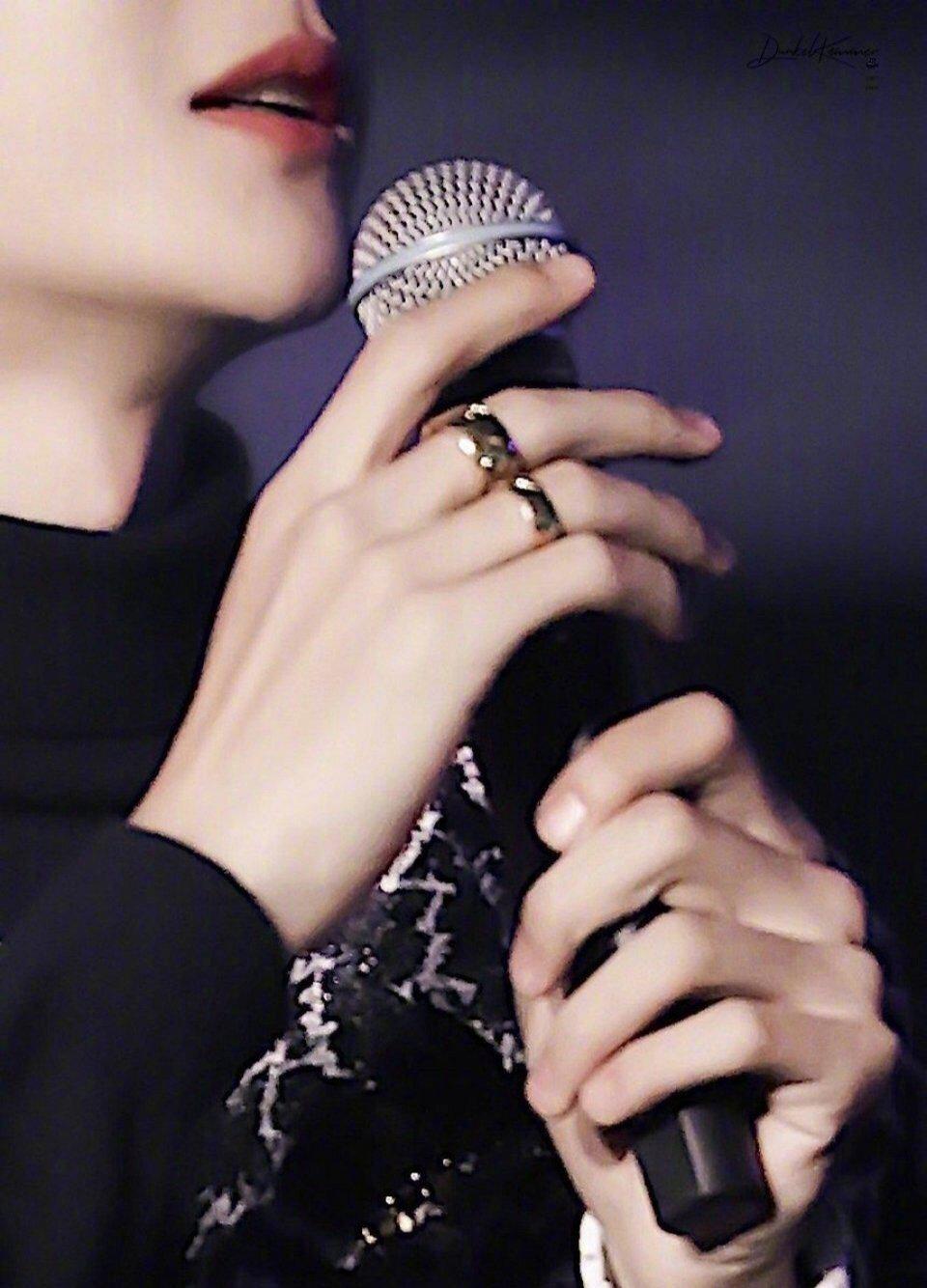 王一博的手,骨节分明,白皙修长,简直就是手控福利!