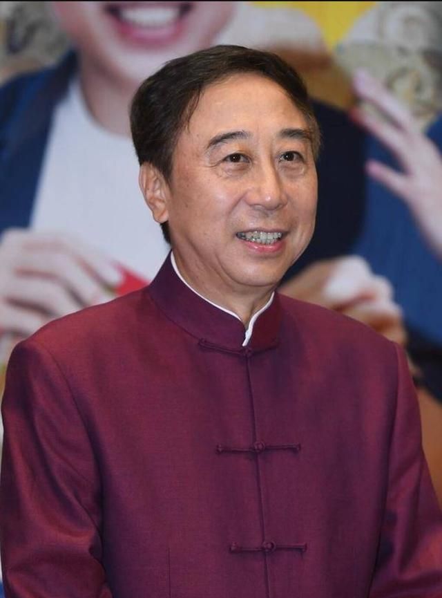 明星口中说出,勾起了无数观众心里的美好回忆,表示十分想念冯巩老师