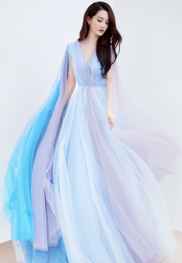 裙加身后也让李沁的形象看着超级梦幻,这一刻的她就如同一名优雅仙子