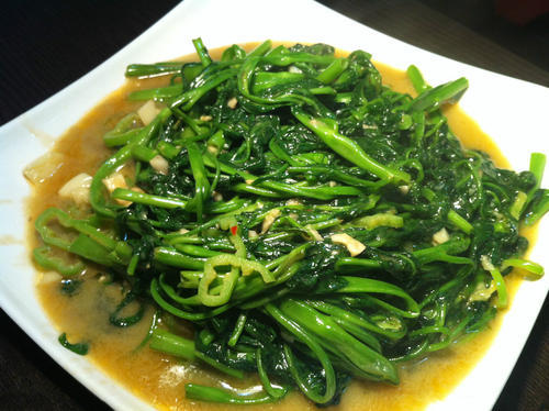 腐乳空心菜,家常快手小炒,口感爽嫩,味美下饭