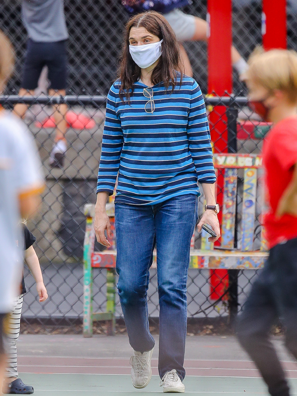 50岁蕾切尔·薇姿现身街头!女神身材走样了,气质却依旧让人惊艳