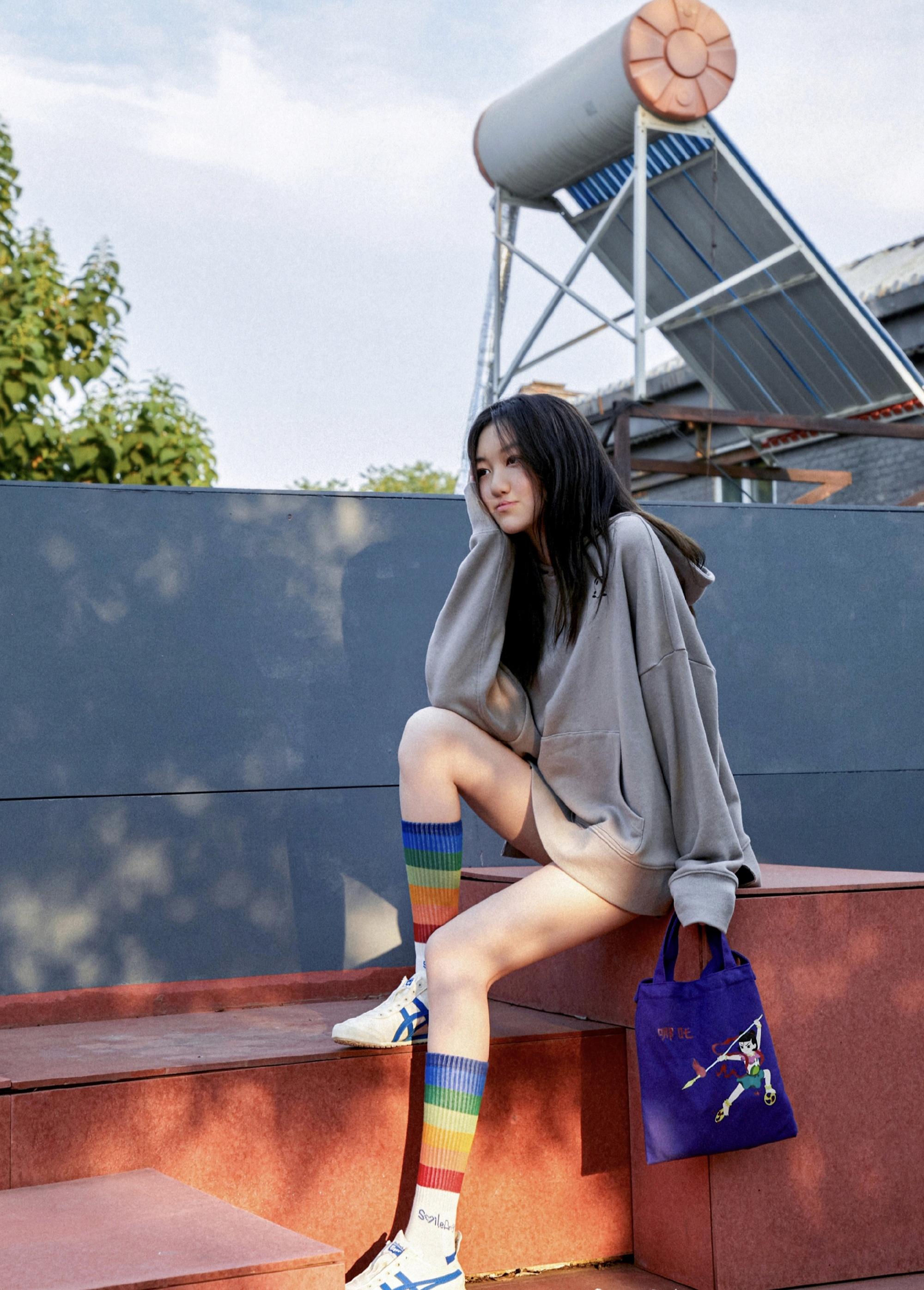 不少网友看到李嫣的近照表示,李嫣和爸爸李亚鹏实在太像了.