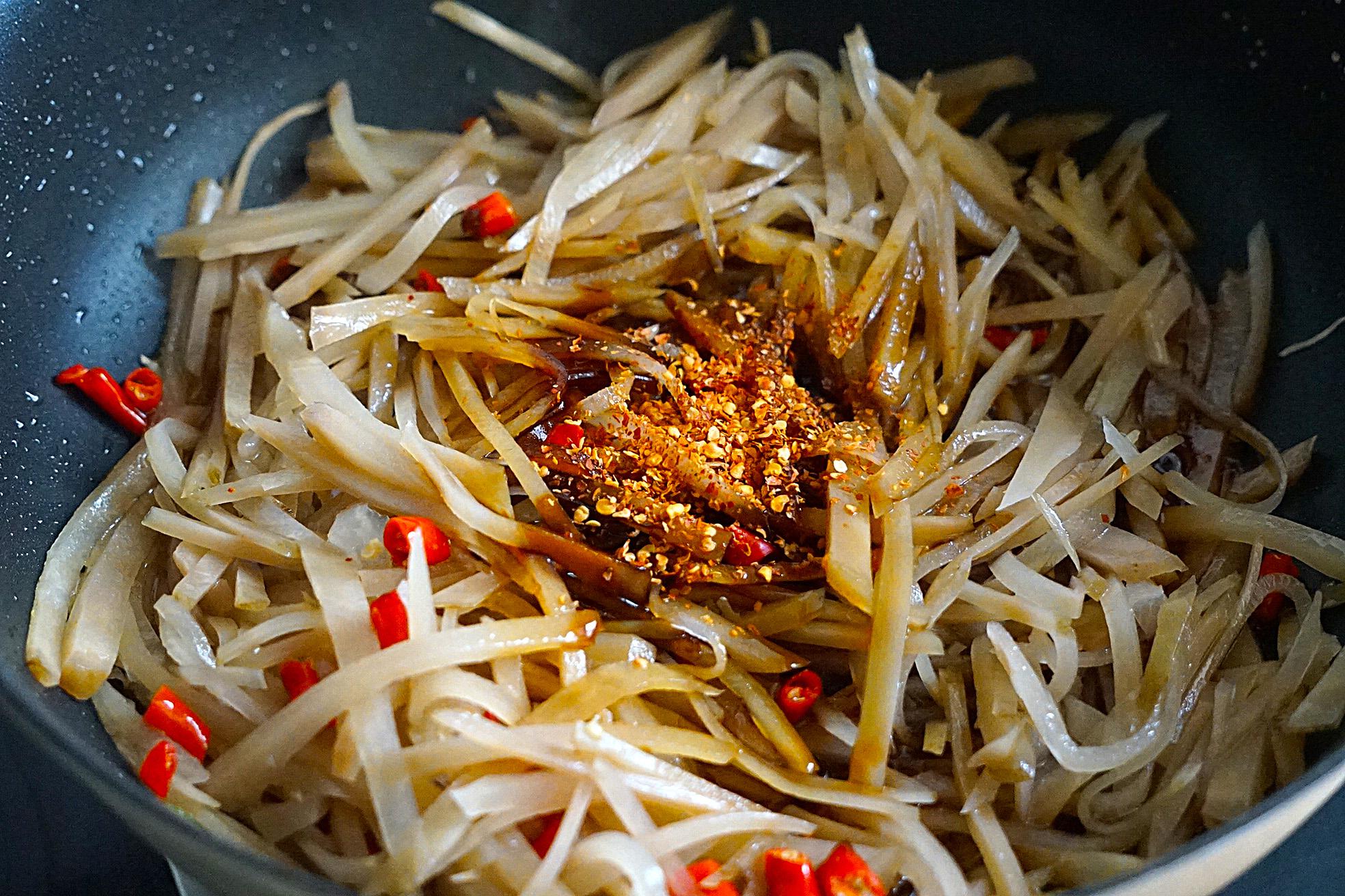 辣疙瘩丝直接下锅炒就错了用正确炒法味道特香给肉都不换