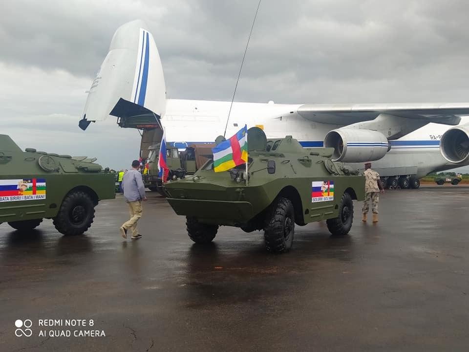 俄军巨型运输机抵达,送来装甲车和泰迪熊,非洲最穷国家夹道欢迎