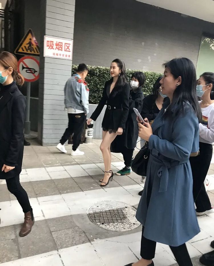 不过,并不是所有的人都相信关晓彤拥有好身材,毕竟明星晒出的照片大