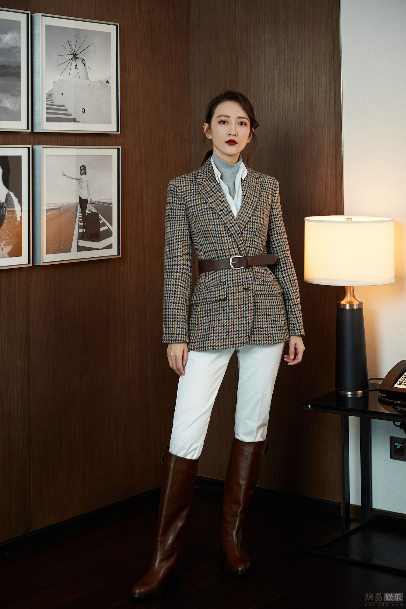 王鸥猎装英伦风气质迷人朱唇媚眼诠释不同风格