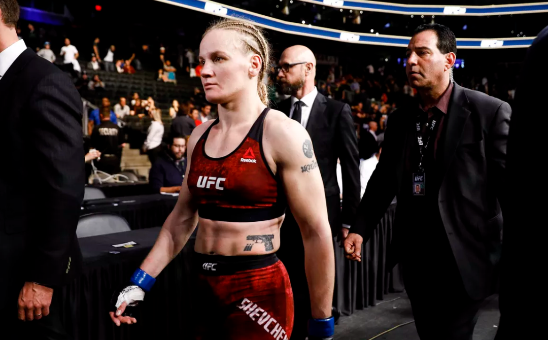 舍普琴科曾两战"母狮"努涅斯,后者是雏量级与羽量级的双冠王,双方打满