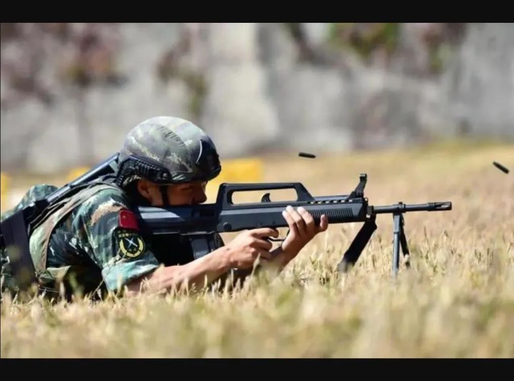 班公湖畔的解放军,人手一挺95式轻机枪?这是个美丽的误会!