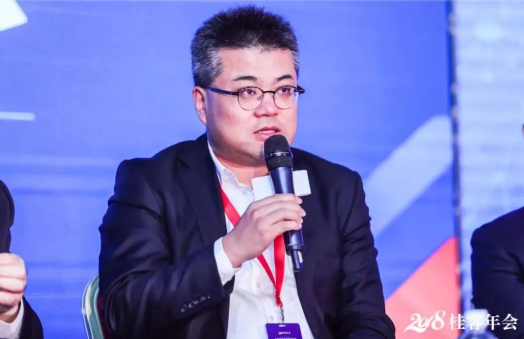 从招股书中可以看到,蚂蚁集团现任董秘为周志峰,在今年的4月,周志峰