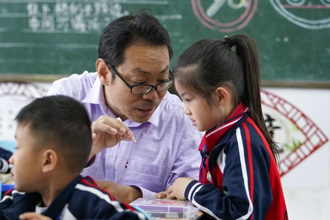 包瑞（中）在纠正学生握笔姿势 沈伯韩 摄