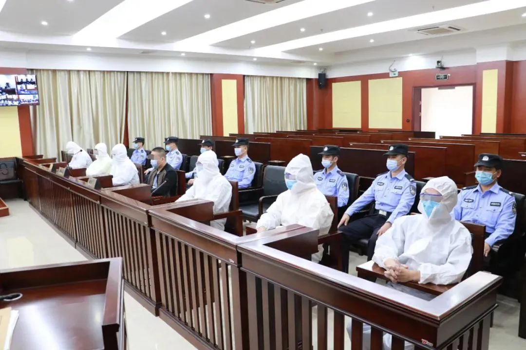 猪瘟期间广西一派出所所长向非法运猪车辆索要钱财私自放行