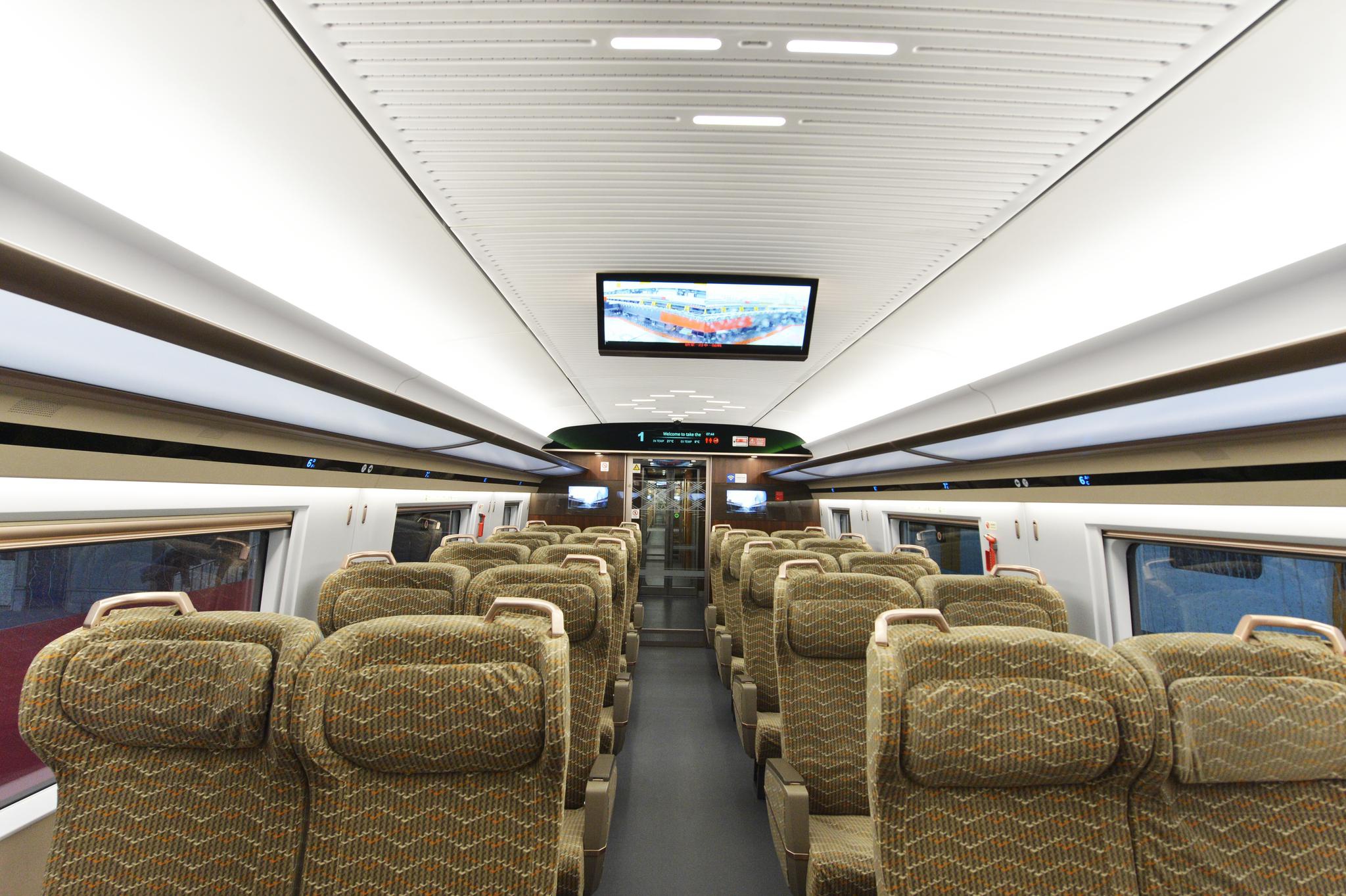 时速400公里跨国互联互通高速动车组在中车长客下线