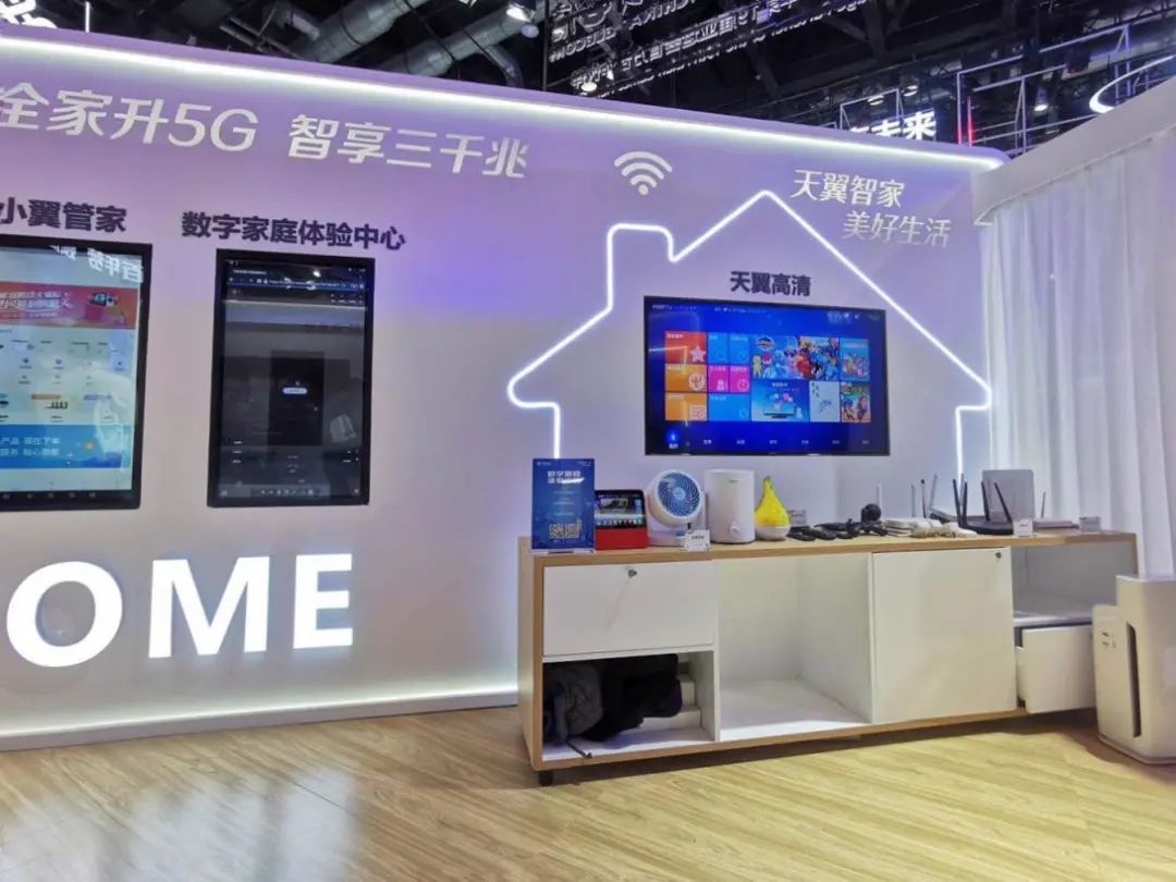 天翼高清,智能门锁,小翼音箱,温湿度探测器,天翼看家监控等实物展示