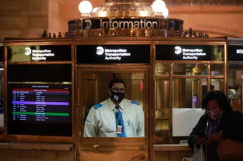 ▲10月16日，在美国纽约大中央车站，戴口罩的工作人员在信息亭内工作。新华社记者 王迎 摄