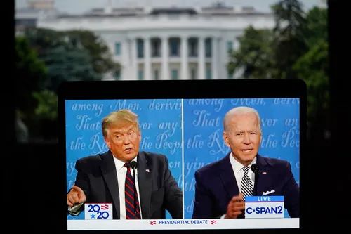 ▲这张9月29日在美国弗吉尼亚州阿灵顿拍摄的视频画面显示，美国总统特朗普（左）与美国民主党总统候选人拜登在俄亥俄州克利夫兰市参加2020年美国总统候选人首场电视辩论。