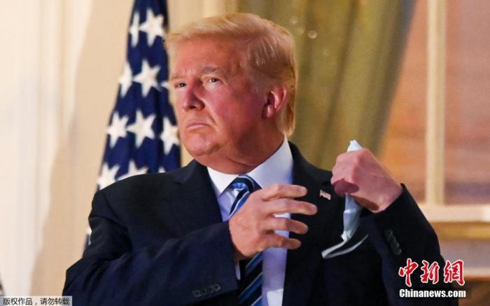 当地时间10月5日,美国总统特朗普离开位于马里兰州的国家军事医疗中心返回华盛顿,抵达白宫时摘下口罩。