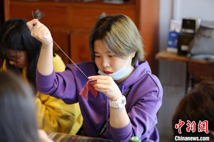 学生正在学习刺绣。　韦鼎标 摄