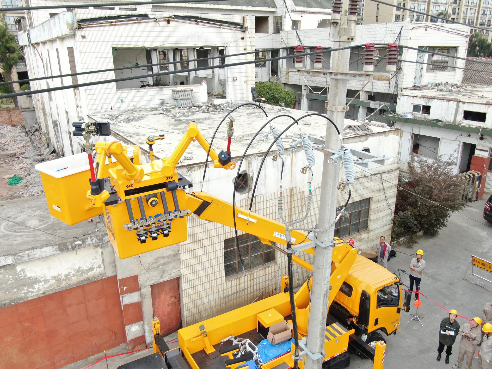 台州供电:带电作业迎来首位机器人"同事"