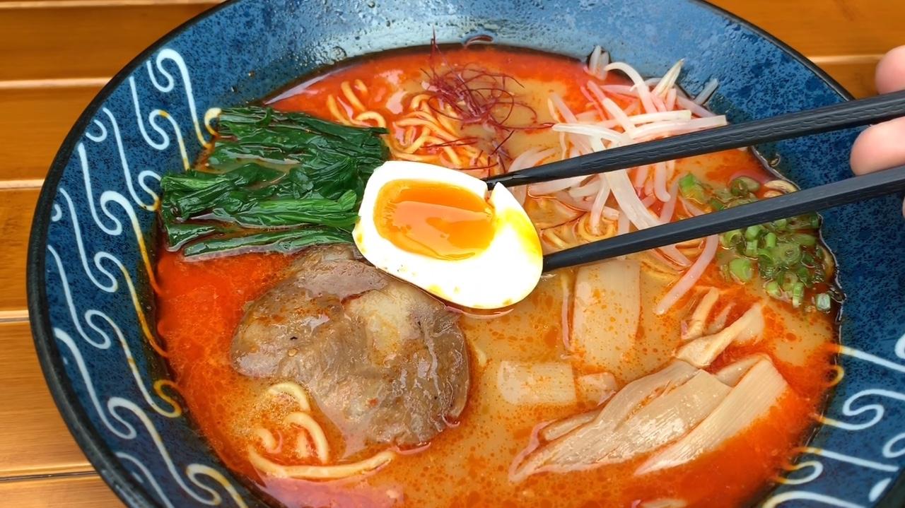 地狱拉面看着特别辣,加上各种配菜小料,面吃完汤也喝的见了底