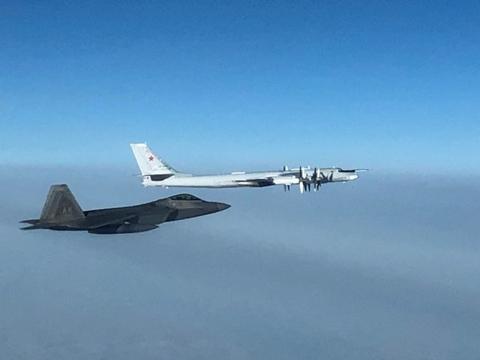 美军F-22战机19日晚拦截俄罗斯图-95轰炸机。（图源：社交媒体）