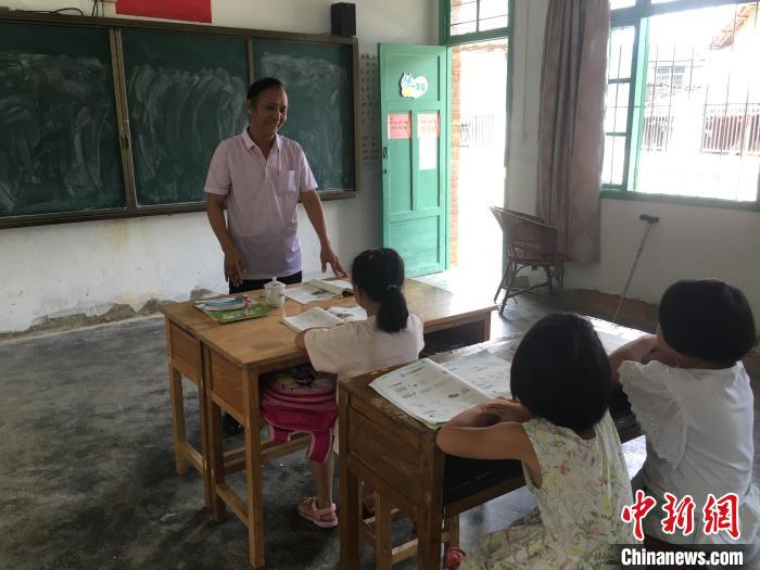 乡村教师黄福茂正在给学生上课.熊明欢供图