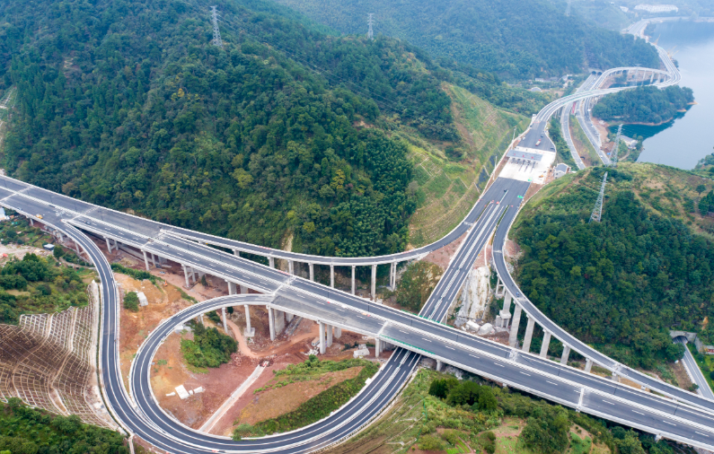 沥青路面铺设完成 千黄高速力争年底前建成通车|黄山_新浪新闻