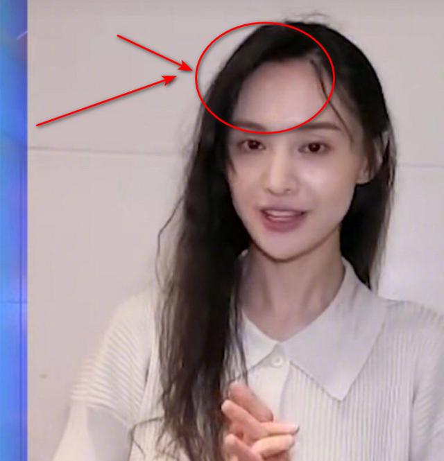 郑爽素颜出镜官宣视频,失去美颜效果后尽显真实,发际线太过残忍