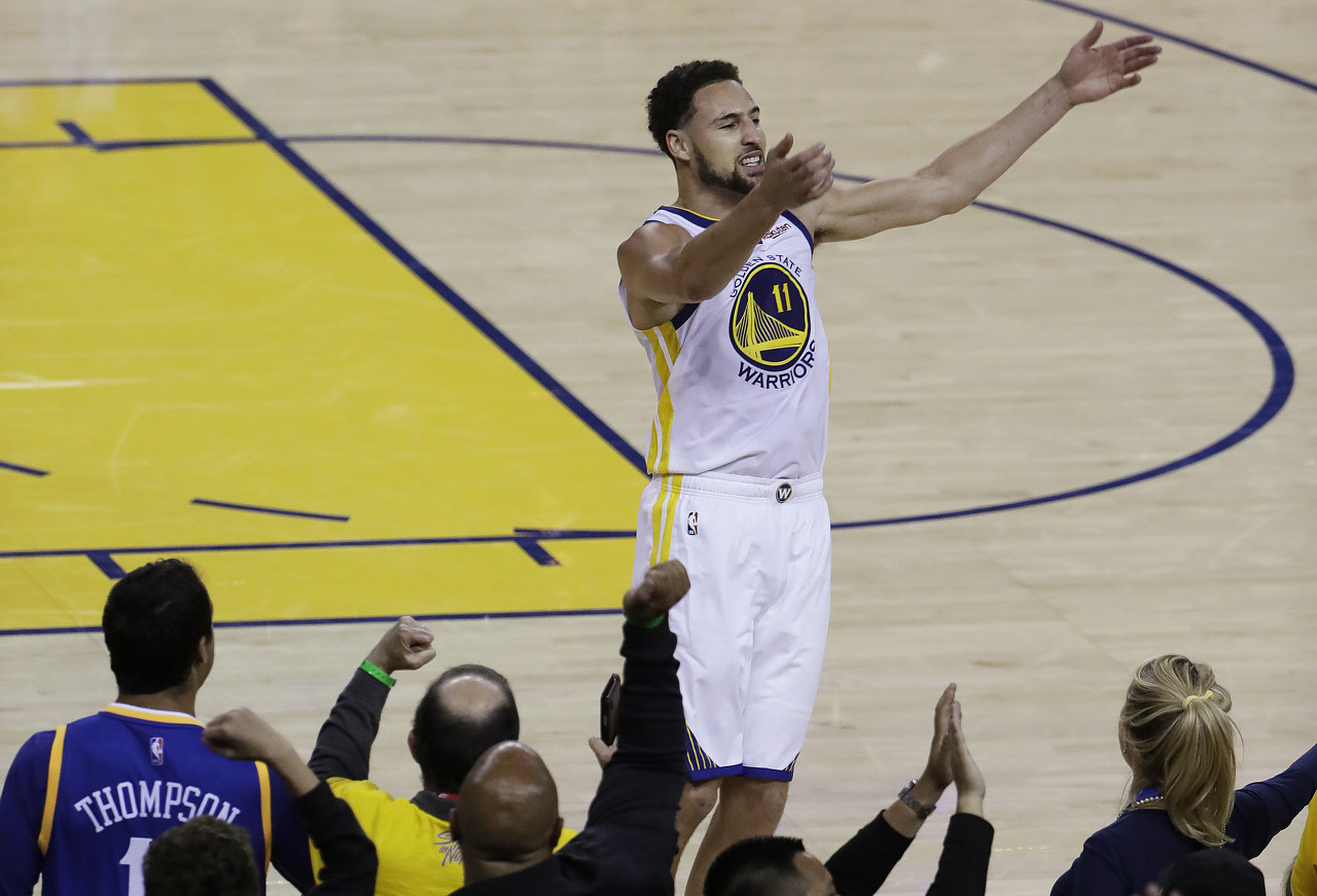 直播吧10月21日讯今天是"世界数据日",勇士官方晒出了一组关于克莱