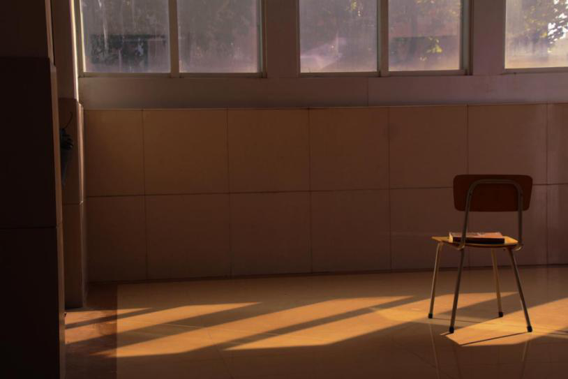 教室光伴着你诵读书籍的身影影匍匐在你的身旁光影相随不离不弃管院