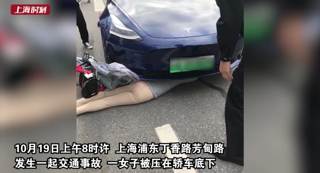 惊险上海一骑车女子被卷入车底命悬一线警民合力30秒生死救援