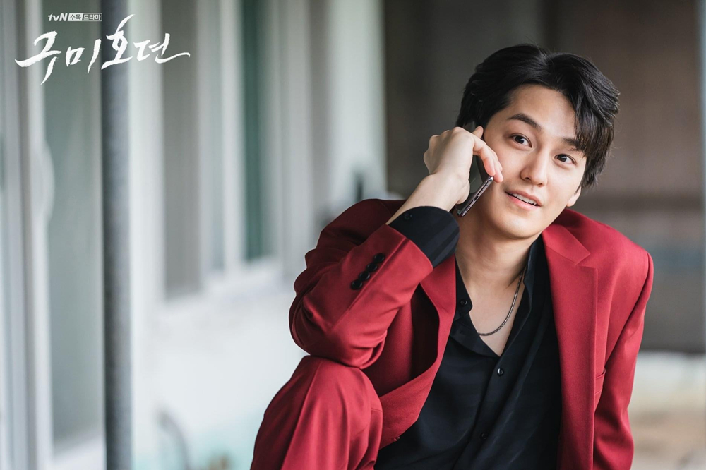 金范饰演李郎撇开这两条线,《九尾狐传》有着更惊悚且吸引人眼球的