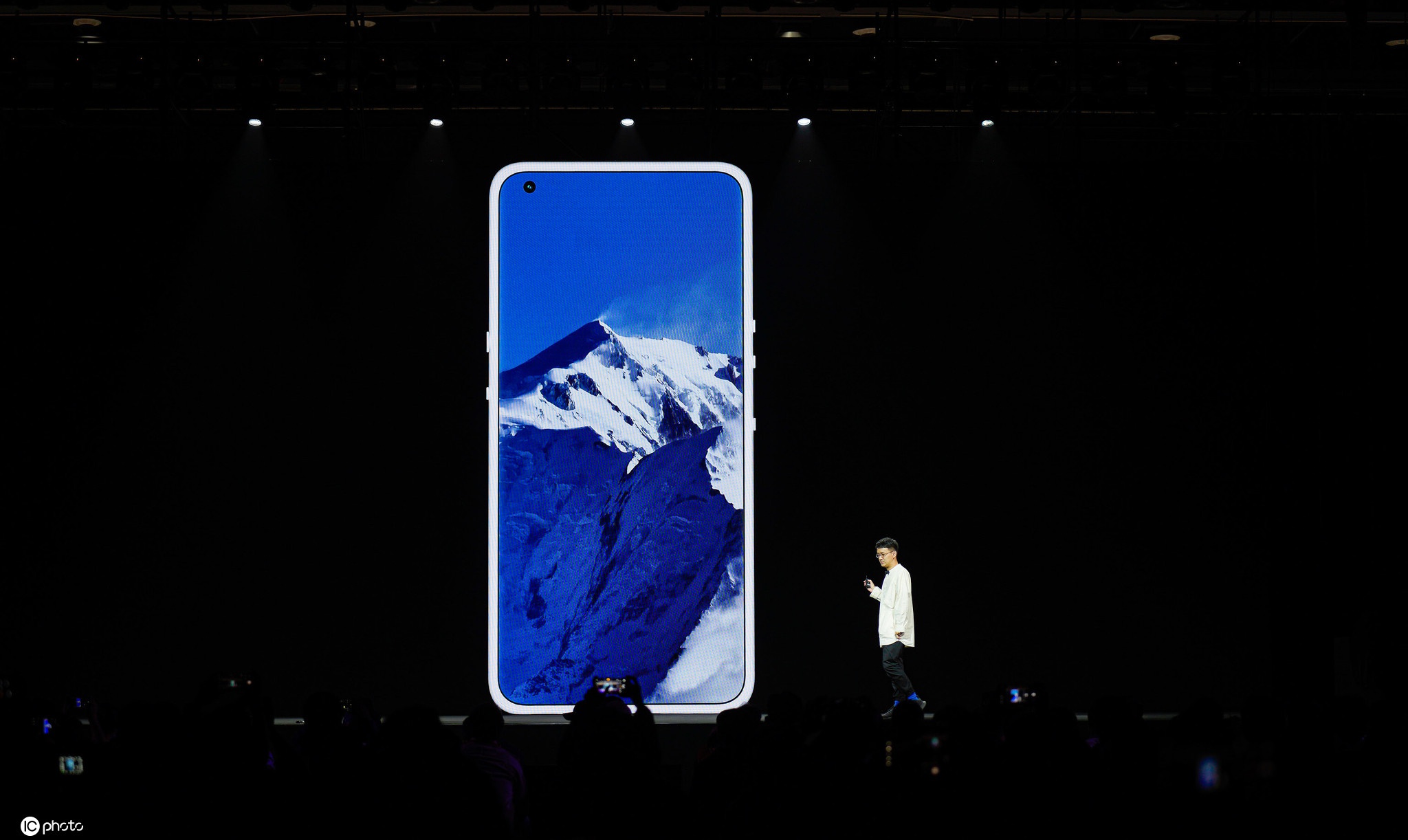 坚果手机举办新品发布会新旗舰r2惊艳亮相