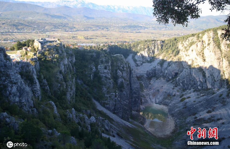 克罗地亚蓝湖退水 湖底现神秘艺术标志休闲区蓝鸢梦想 - Www.slyday.coM