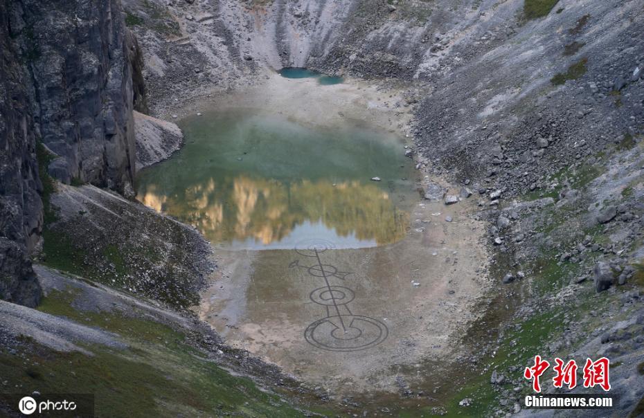 克罗地亚蓝湖退水 湖底现神秘艺术标志休闲区蓝鸢梦想 - Www.slyday.coM