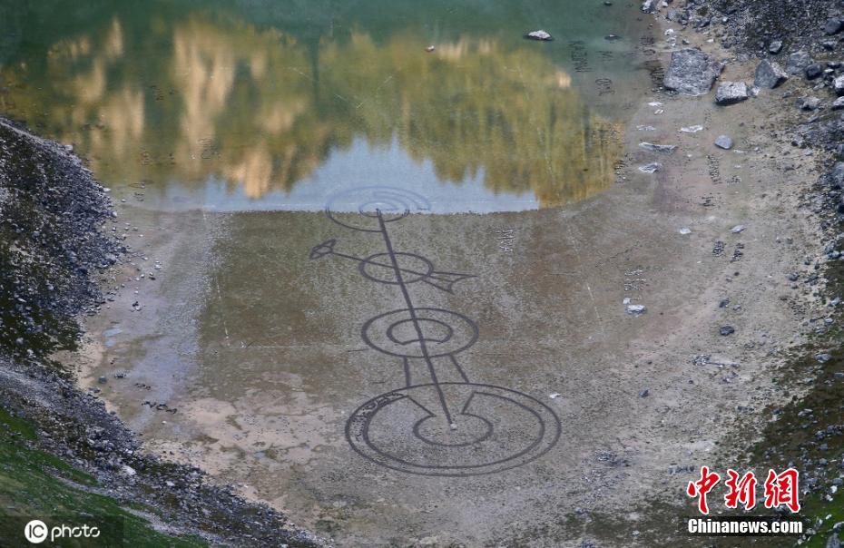 克罗地亚蓝湖退水 湖底现神秘艺术标志休闲区蓝鸢梦想 - Www.slyday.coM