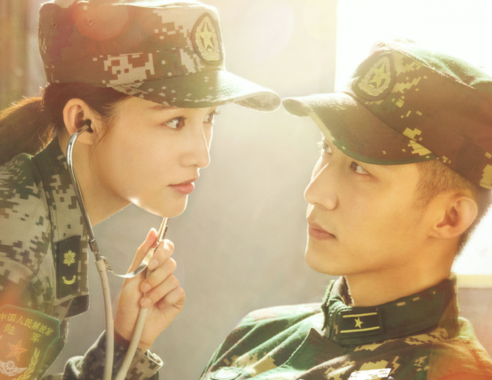 李沁亲爱的戎装公开新海报,与黄景瑜对视好甜蜜,cp感爆棚了