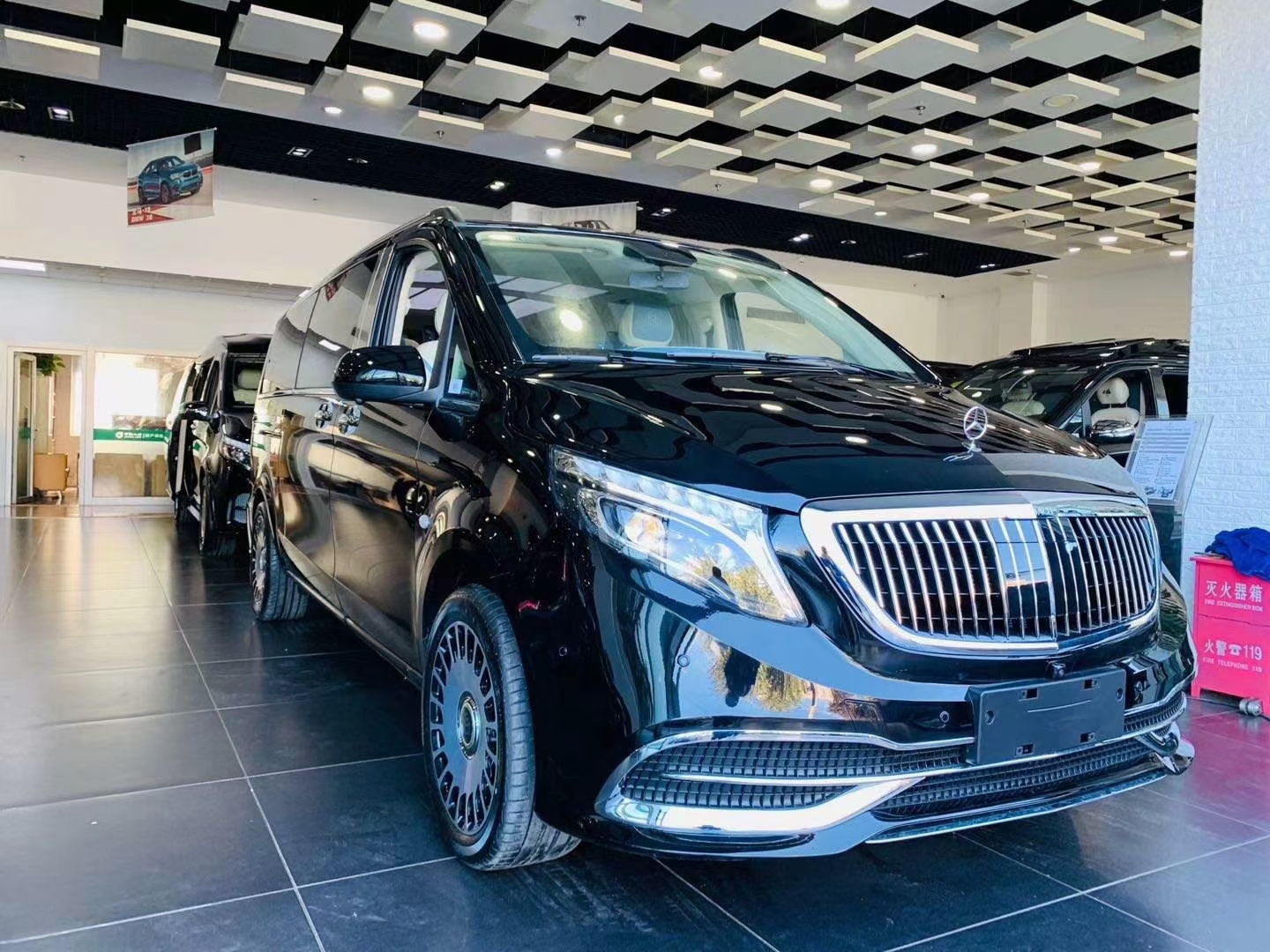 奔驰七座威霆迈巴赫版 豪华立标前脸刀锋轮毂