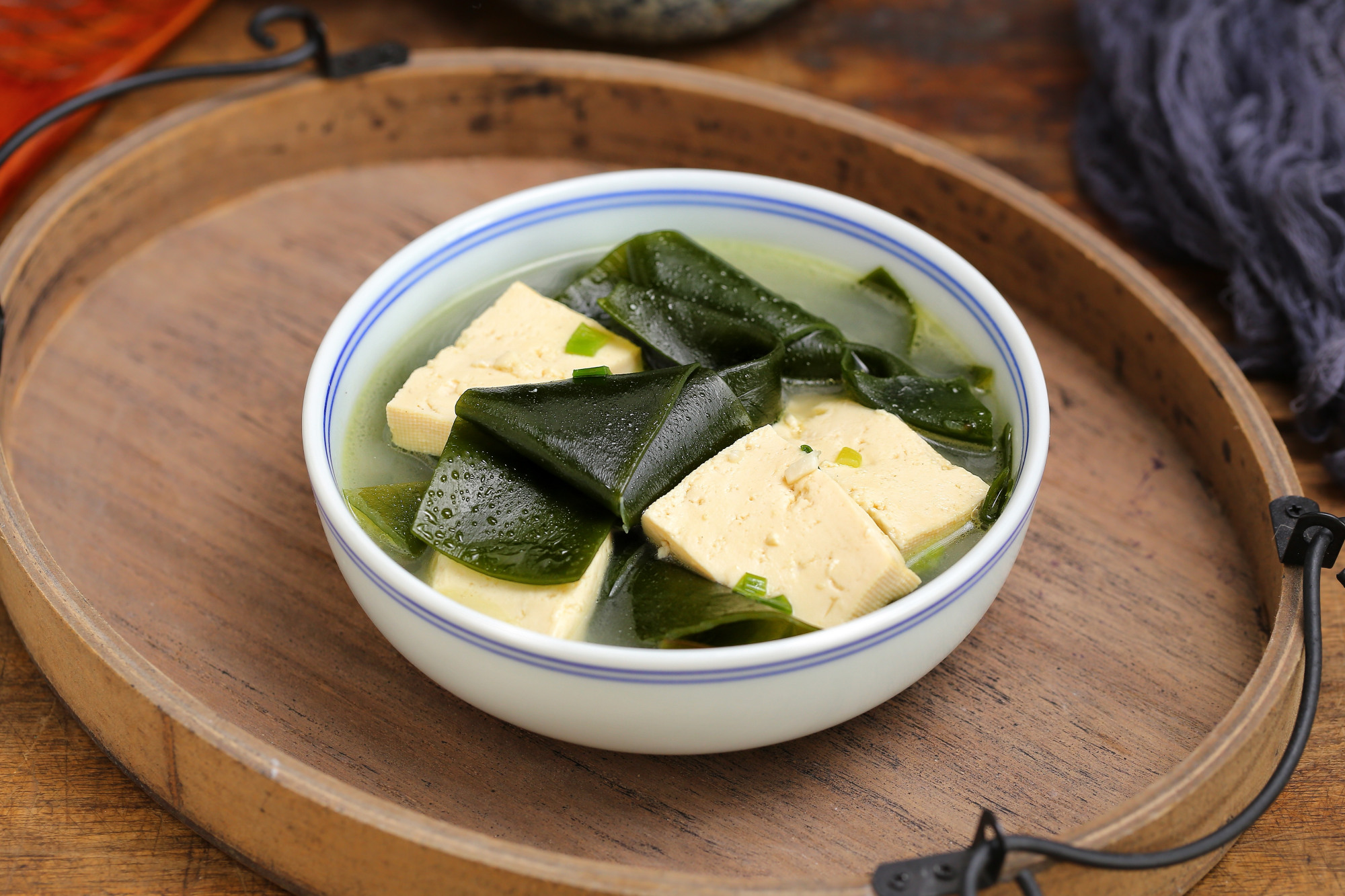 天冷了早上来碗海带豆腐汤,做法简单耗时短,口感鲜美暖胃又暖身