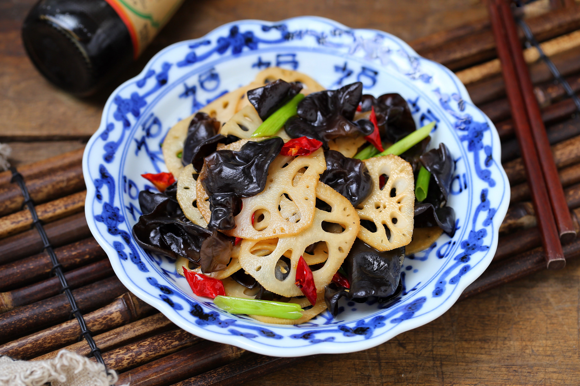 秋季气候干燥,多给家人吃莲藕,搭配木耳几分钟就出锅,鲜嫩美味