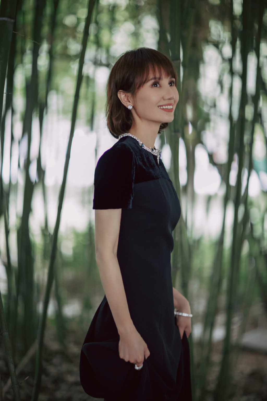 袁泉不愧是"气质女神",一袭黑裙端庄稳重,简约穿搭难掩高级感