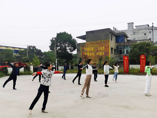 麻城市中馆驿镇开展"工间操"活动提升职工精神风貌