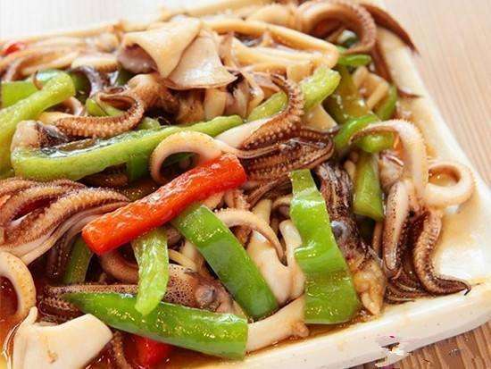 青椒炒鱿鱼须,烹饪简单,味道鲜香,营养丰富